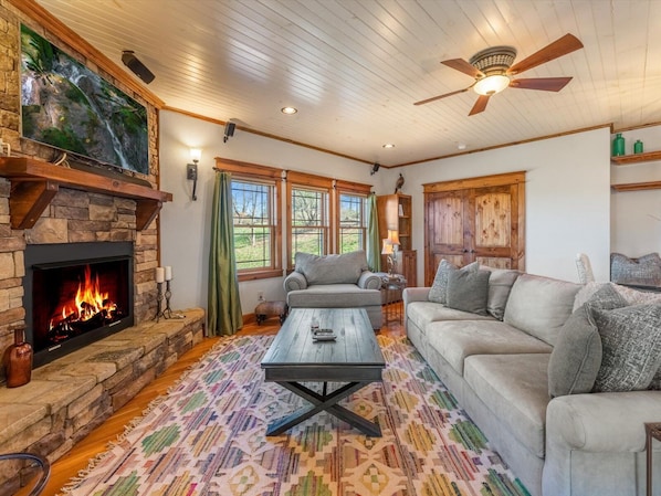 Blue Ridge Cottage - Entry Level Living Room