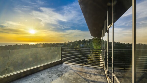 135 ft windows with great room subset view of Ocean