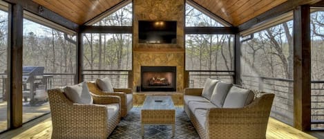 Enjoy the surrounding nature in the gorgeous screened in porch!