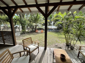 Vue de la terrasse avec la plage au bout du jardin