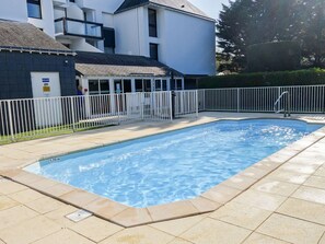 Swimming Pool, Property, Water, Tile, Real Estate, Leisure, Residential Area, Home, House, Rectangle
