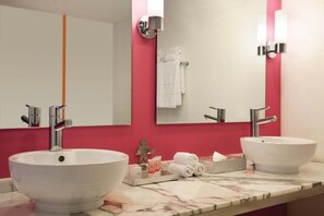 Neopolitan - Bathroom.jfif