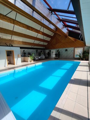 Espace piscine (avec cuisine d'été, vestiaire, douche et toilettes)