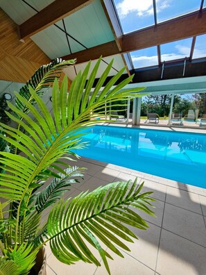 Espace piscine (avec cuisine d'été, vestiaire, douche et toilettes)