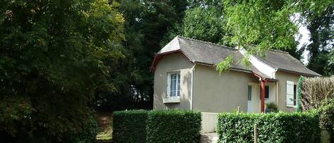 Maison au calme dans un jardin privatif 