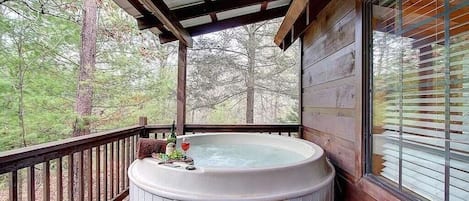 Beary Bungalow's bubbling hot tub