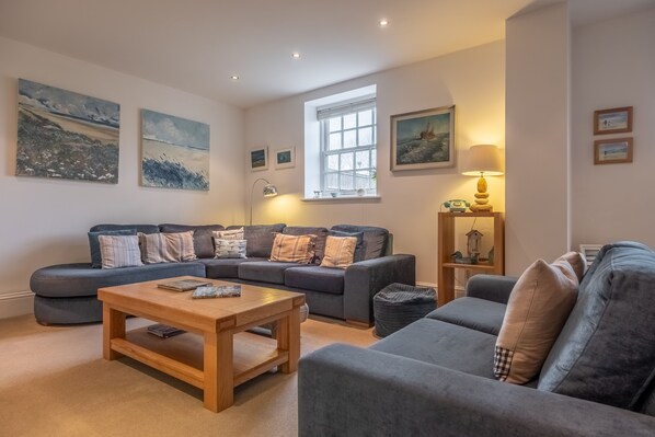Bluebell Cottage, Little Walsingham: Lovely sitting room with doors which spill on to an enclosed, sunny garden