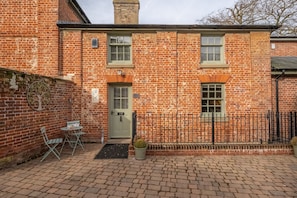 Bluebell Cottage, Little Walsingham: Nestled within the prestigious development of The Old Vicarage, a late Georgian Rectory