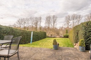 Bluebell Cottage, Little Walsingham: Enclosed garden overlooking lovely countryside and woodland views