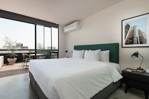 Room with access to balcony