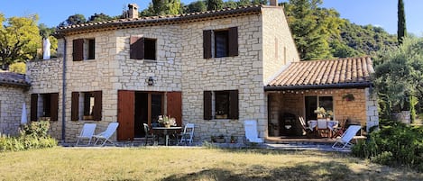 Toutes les fenêtres donnent sur le jardin et une magnifique vue sur les collines