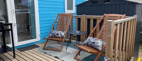 Une partie de la terrasse avec coin détente