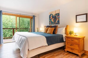 Master bedroom #1 w/ new pillows & linens for a comfortable night of sleep!