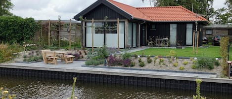 Blick auf das Ferienhaus mit Garten