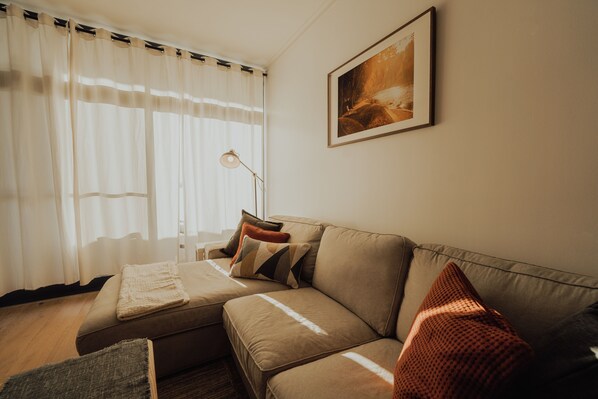 Spacious, tastefully furnished apartment – your perfect home away from home.