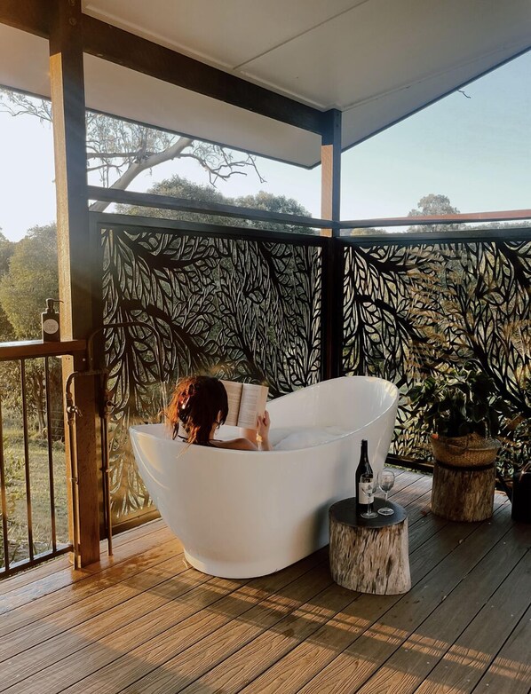 Outdoor spa tub