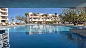 Swim up bar