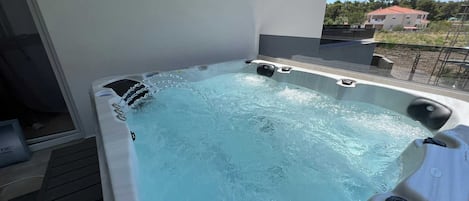 Outdoor spa tub