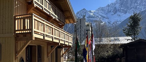 Chalet Shanti avec la vue sur l'aiguille Verte et les Drus.
Exposition sud.