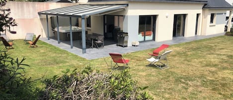 Extérieur avec jardin, terrasse couverte, jacuzzi 