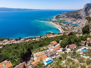 It is renovated with high standard and tastefully decorated villa, organized on 3 levels and located on the mountainside above small Mediterranean town Omiš (2,5km)