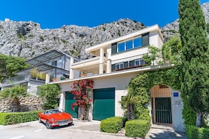 It is renovated with high standard and tastefully decorated villa, organized on 3 levels and located on the mountainside above small Mediterranean town Omiš (2,5km)