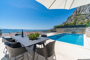 Neu! Villa Atopos mit beheiztem privatem Pool, 5 Schlafzimmern, Kinoraum, Panoramablick auf das Meer