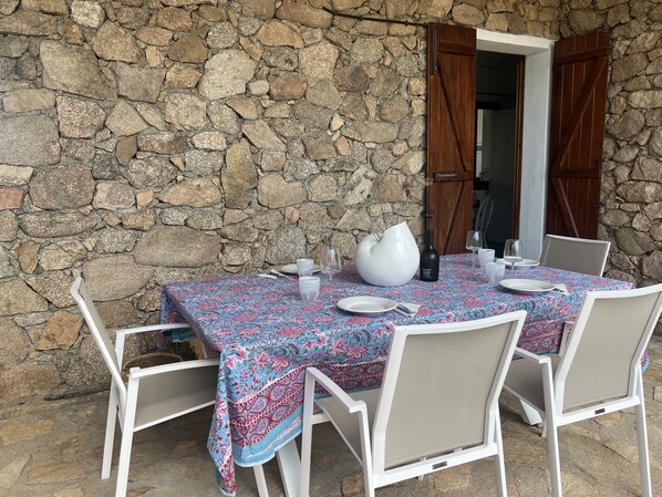Extendable outdoor dining table
