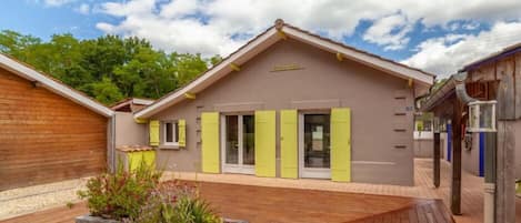 Pitchounette, Façade sud, une place de parking et une pergola sur terrasse bois