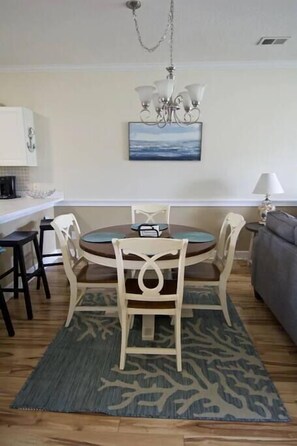 Dining Area (2)