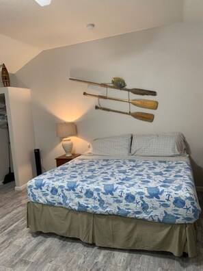 Paddlers Cottage King Bed