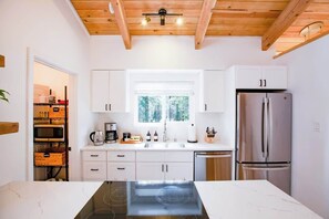 Fully equipped kitchen with everything you need to make wonderful meals! 