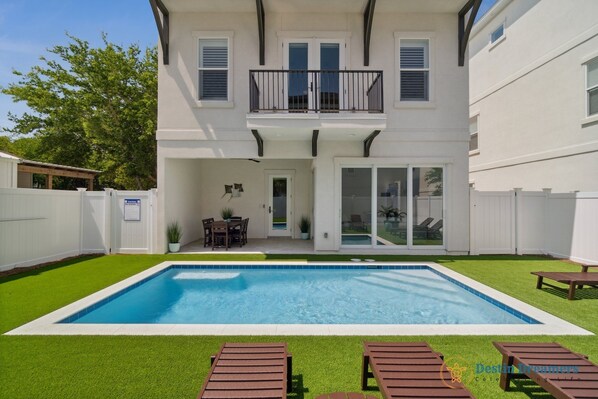 Grand Luxe - Backyard - Pool