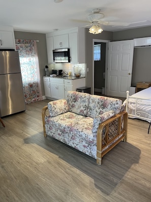 Rattan Love Seat & ceiling fan