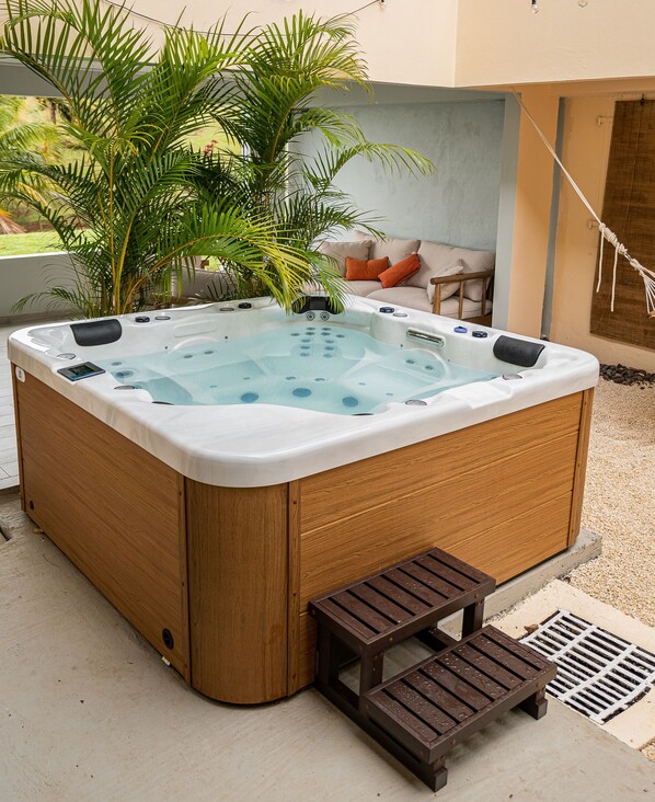 Outdoor spa tub