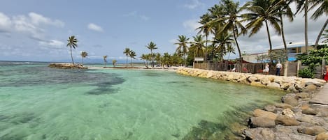 Accès à la plage du Bourg de Sainte-Anne depuis l'appartement