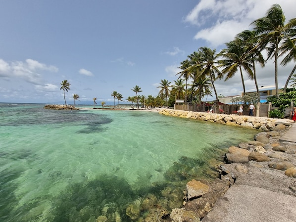 Accès à la plage du Bourg de Sainte-Anne depuis l'appartement