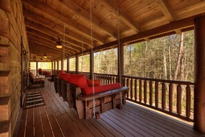 No doubt our guests favorite area are the wonderful bed swings on the porch!