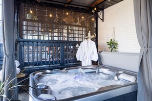 Salt water hot tub