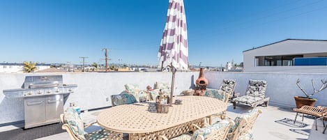 Soak up the SoCal sun on the rooftop deck (shared with the lower unit tenants), with space for lounging & grilling.