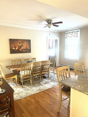 The entire family can eat in this kitchen! 