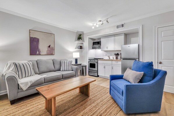 Welcome to The Lynwood Collection on Forsyth 9B!