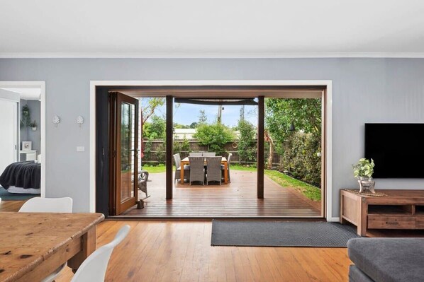 Easy flow to the front deck