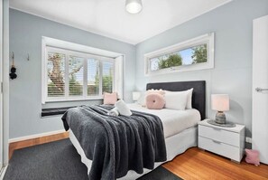 Master Bedroom – Queen Bed