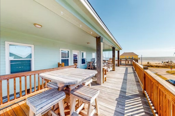 Hello, sunshine! You will not get tired of this view and Gulf breezes!