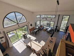 ensemble vue depuis coursive donnant au chambres