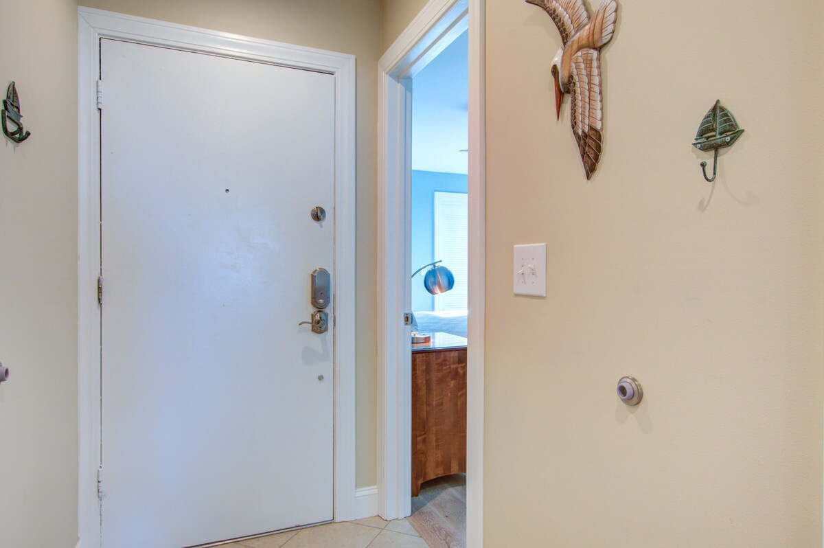 Recently renovated, 1st floor end unit in Pelican Watch w/ spectacular ocean vie