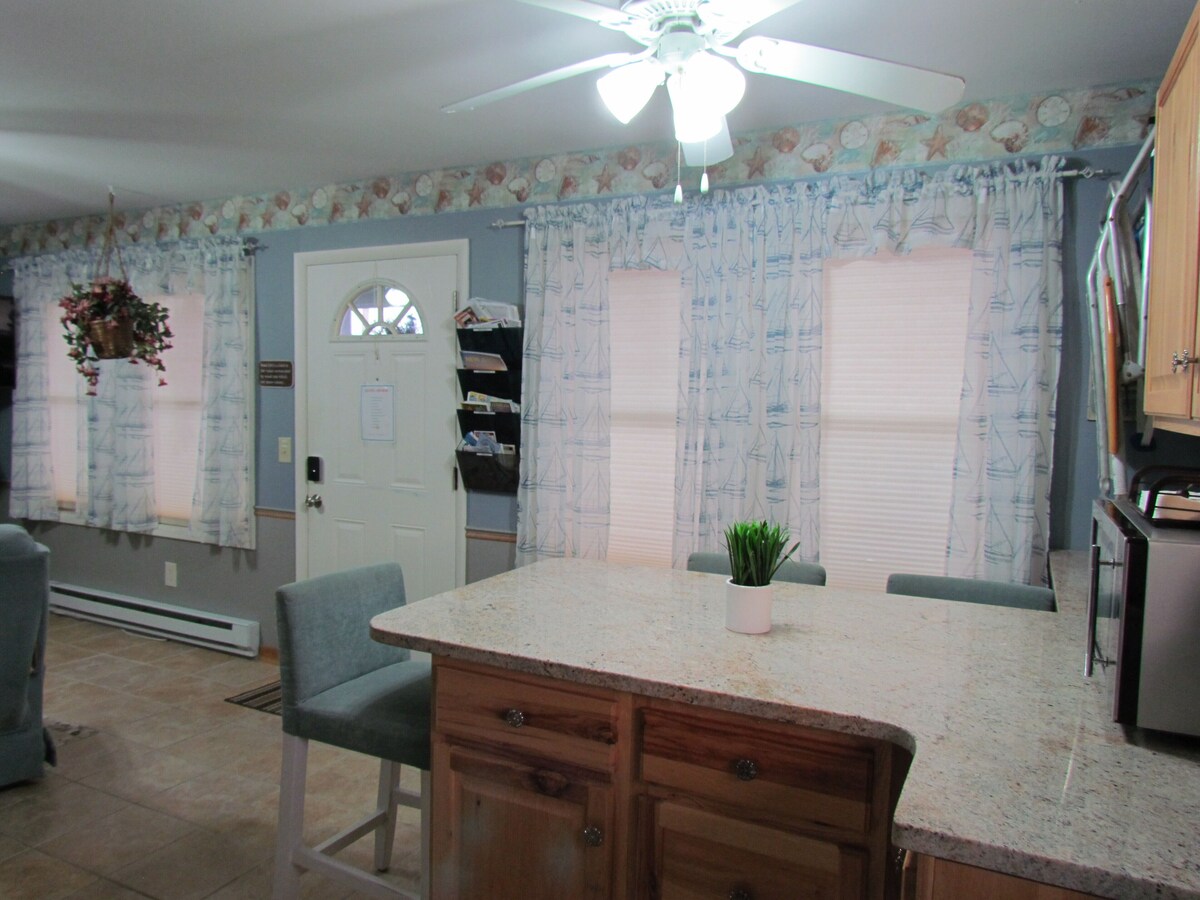 Cute 1 Bedroom Condo Lavallette New Jersey Shore rental! 1 block from the Beach!