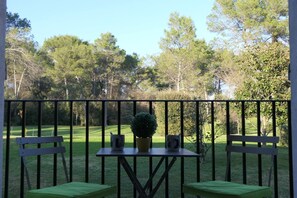  Balcon équipé. Petit déjeuner face au golf en pleine verdure