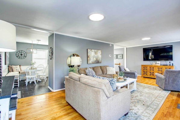 Florence Vacation Rental | 4BR | 2BA | Step-Free Entry | 2,794 Sq Ft